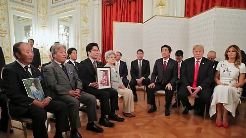 북한에 의한 일본인 납치피해자 가족 만난 트럼프 부부
(도쿄 로이터=연합뉴스) 일본을 국빈방문 중인 도널드 트럼프(오른쪽 2번째) 미국 대통령과 부인 멜라니아(맨 오른쪽) 여사가 5월 27일 아베 신조(오른편 3번째) 일본 총리와 함께 도쿄 모토아카사카(元赤坂) 영빈관에서 북한에 의한 일본인 납치 피해자의 가족들(왼편)과 만나고 있다. 피해자 가족들이 납치 피해자들의 사진을 들고 있다.