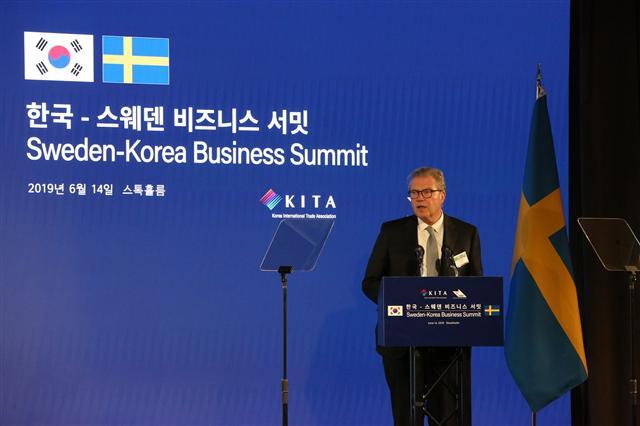 지난 15일(현지 시간) 스웨덴 쇠데르텔리에(Sdertlje)에 위치한 아스트라제네카 바이오로직스 생산기지에서 주요 관계자들이 협력의향서(LOI) 체결 후 기념사진을 촬영하고 있다. (왼쪽부터) 데렉 씨본 아스트라제네카 부사장, 김상표 한국아스트라제네카 사장, 성윤모 산업통상자원부 장관, 권평오 대한무역투자진흥공사 사장, 서정선 한국바이오협회 회장.