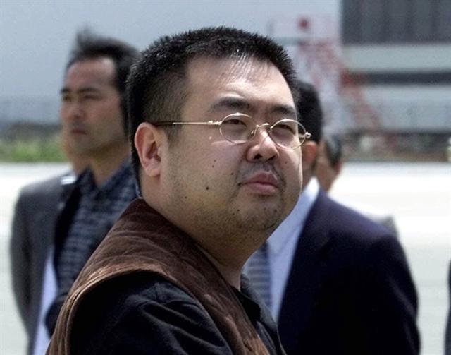 마이크 폼페이오 미국 국무장관은 김정남의 미 중앙정보국(CIA) 정보원설과 관련해 정보사안은 말하지 않는다며 말을 아꼈다. 김정은 북한 국무위원장의 이복형인 김정남은 지난 2017년 2월 말레이시아 쿠알라룸푸르 국제공항에서 맹독성 화학무기인 VX신경작용제에 의해 암살됐다.  [연합]