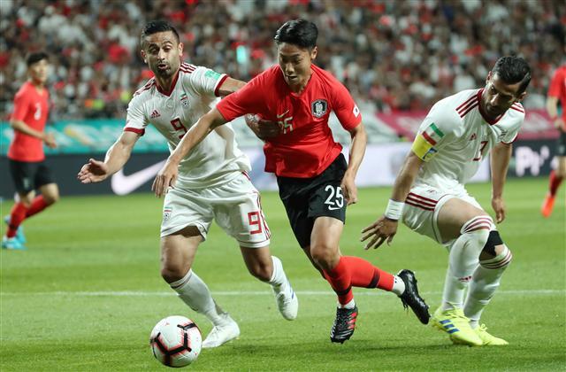 ▶15일 오후(현지시간) 폴란드 우치 경기장에서 열린 2019 국제축구연맹(FIFA) 20세 이하(U-20) 월드컵 결승 한국과 우크라이나의 경기에서 1-3으로 패하며 준우승에 머문 한국 대표팀 이강인이 대회 최우수 선수(MVP)상인 골든볼을 수상한 뒤 시상대에서 기념촬영을 하고 있다.
▶11일 오후 서울월드컵경기장에서 열린 축구대표팀 한국과 이란의 평가전. 백승호가 볼다툼을 벌이고 있다. [연합]