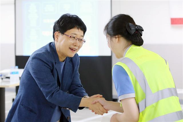 홈플러스 직원들과 악수하는 임일순 사장.
