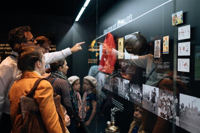 특별 전시관 ’FIFA World Football Museum presented by Hyundai‘을 방문한 관람객들.