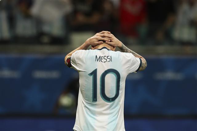<YONHAP PHOTO-2226> Argentina's Lionel Messi gestures after failing to score during a Copa America Group B soccer match against Colombia at the Arena Fonte Nova in Salvador, Brazil, Saturday, June 15, 2019. (AP Photo/Ricardo Mazalan)/2019-06-16 08:36:10/ <저작권자 ⓒ 1980-2019 ㈜연합뉴스. 무단 전재 재배포 금지.>