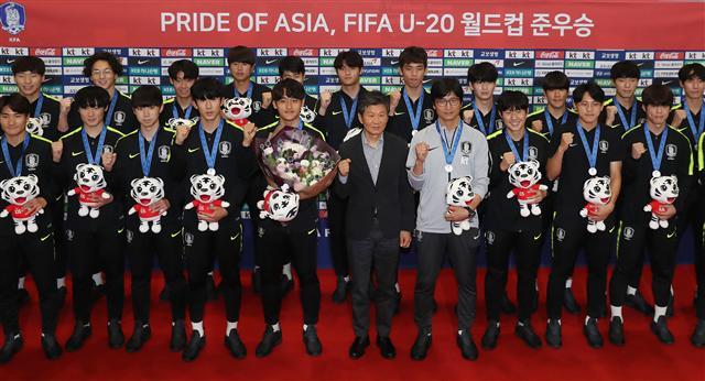 U20 축구 월드컵에서 한국축구 사상 첫 준우승을 거둔 대표팀이 17일 금의환향했다. 정정용 감독과 21명의 선수들은 새벽부터 장사진을 이룬 팬들과 취재진의 환영 속에 인터뷰를 마치고 환영행사장으로 향했다. [연합]