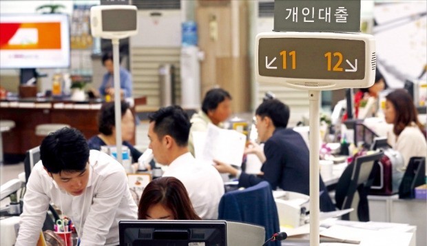 Tellers of a savings bank branch in Seoul serve customers. (Yonhap)