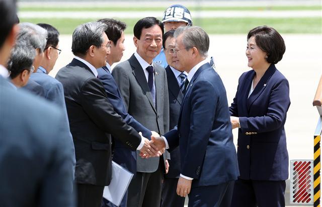 북유럽 3개국 순방을 마치고 귀국한 문재인 대통령과 김정숙 여사가 16일 오후 서울공항에서 더불어민주당 이해찬 원내대표, 진영 행정안전부 장관 등과 인사하고 있다.    [연합]