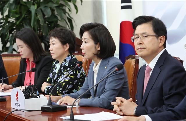 자유한국당 나경원 원내대표가 17일 오전 국회에서 열린 최고위원회의에서 발언하고 있다.
[연합]