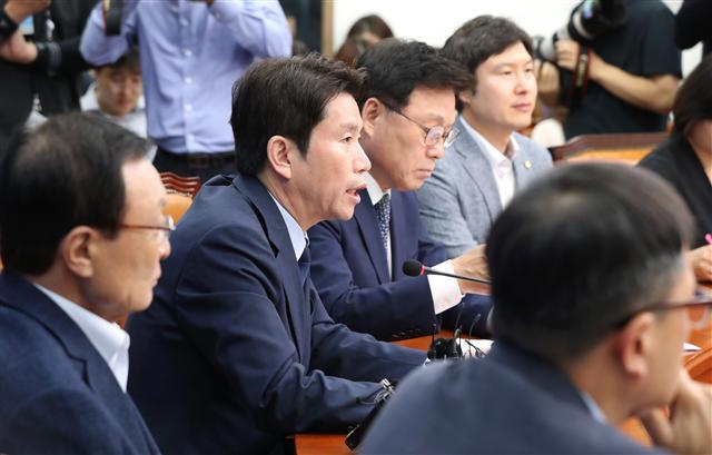 더불어민주당 이인영 원내대표(왼쪽 두번째)가 17일 오전 국회에서 열린 최고위원회의에서 발언하고 있다.   [연합]