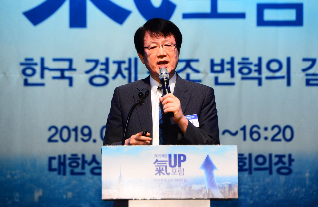 이제민 국민경제자문회의 부의장이 ‘2019 헤경 氣UP포럼’ 기조연설을 통해 “기업가 정신 회복을 위해서는 재기의 발판 마련해야 한다”며 “기업활동을 활성화시키는 것과 사회안전망이 같이 결합해야 한다”고 강조했다.  [박해묵 기자/mook@]