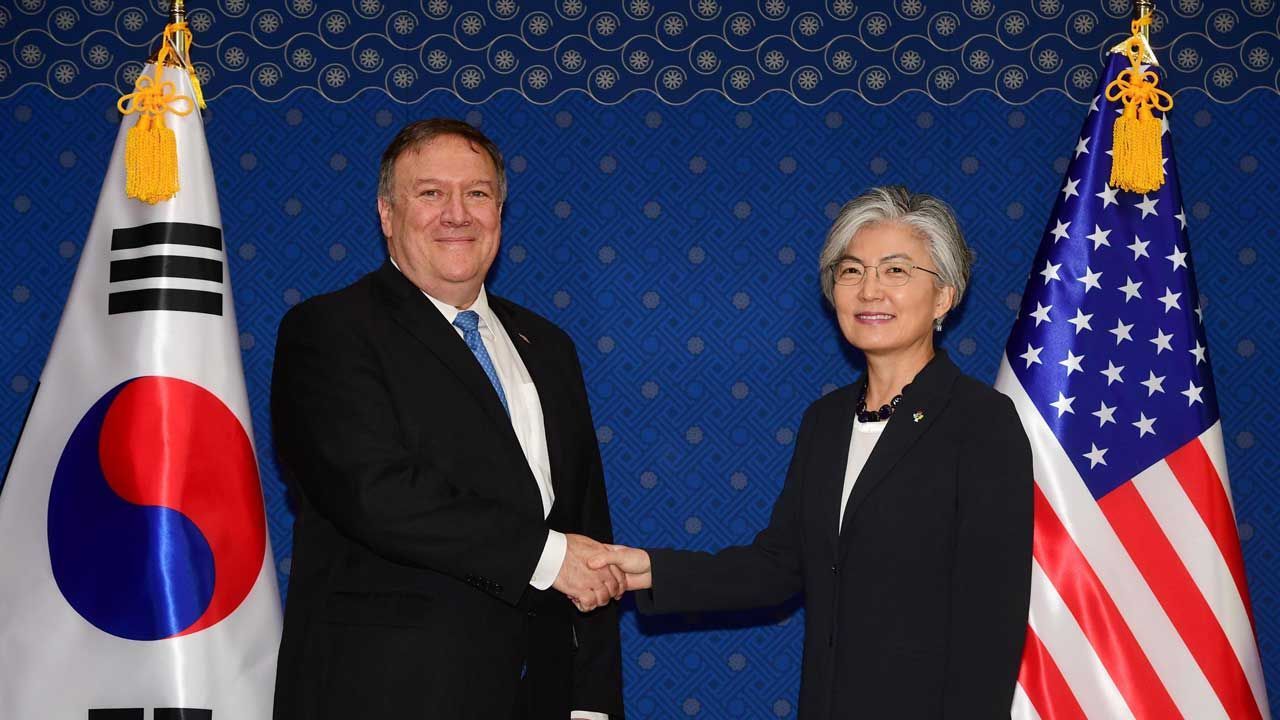 Foreign Minister Kang Kyung-wha (right) and US Secretary of State Mike Pompeo. (Yonhap)