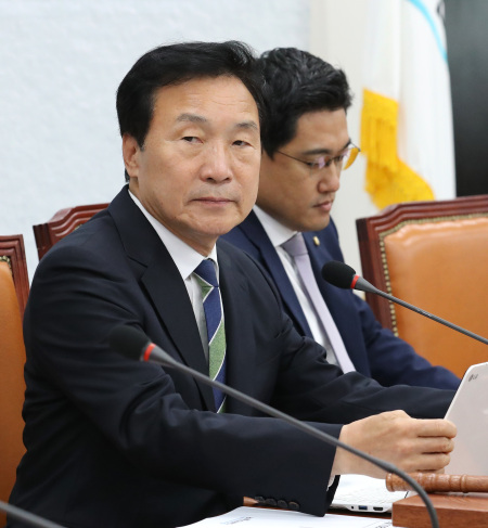 손학규 바른미래당 대표(왼쪽)와 오신환 원내대표가 17일 오전 국회에서 열린 최고위원회의에 참석해 자리하고 있다. [연합]