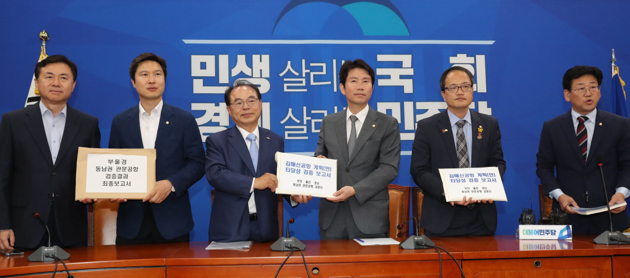 <YONHAP PHOTO-3054> 김해신공항 타당성 검증 보고서 전달하는 오거돈 (서울=연합뉴스) 하사헌 기자 = 오거돈 부산광역시장이 27일 오후 국회 원내대표실에서 열린 부울경 동남권 관문공항 검증결과 대국민보고대회 사전 간담회 및 보고서 전달식에서 더불어민주당 이인영 원내대표 등 당 지도부에게 김해신공항 계획안 타당성 검증 보고서를 전달하고 있다. 왼쪽부터 김영춘 의원, 김해영 최고위원, 오거돈 시장, 이인영 원내대표, 박주민 최고위원, 김정호 의원. 2019.5.27 toadboy@yna.co.kr/2019-05-27 14:18:57/ <저작권자 ⓒ 1980-2019 ㈜연합뉴스. 무단 전재 재배포 금지.>
<YONHAP PHOTO-3054> 김해신공항 타당성 검증 보고서 전달하는 오거돈 (서울=연합뉴스) 하사헌 기자 = 오거돈 부산광역시장이 27일 오후 국회 원내대표실에서 열린 부울경 동남권 관문공항 검증결과 대국민보고대회 사전 간담회 및 보고서 전달식에서 더불어민주당 이인영 원내대표 등 당 지도부에게 김해신공항 계획안 타당성 검증 보고서를 전달하고 있다. 왼쪽부터 김영춘 의원, 김해영 최고위원, 오거돈 시장, 이인영 원내대표, 박주민 최고위원, 김정호 의원. 2019.5.27 toadboy@yna.co.kr/2019-05-27 14:18:57/ <저작권자 ⓒ 1980-2019 ㈜연합뉴스. 무단 전재 재배포 금지.>