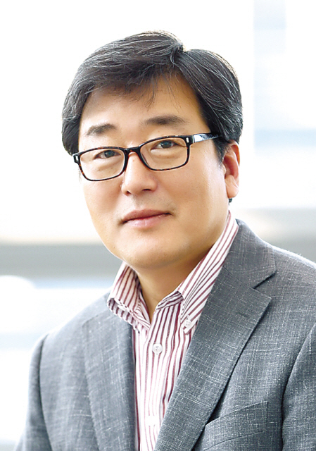 ‘2019 헤경 기업포럼’에 참석한 김희철 한화큐셀 대표이사(왼쪽부터), 이제민 국가경제자문회의 부의장, 권충원 헤럴드 대표, 이낙연 국무총리, 정승일 산업통상자원부 차관, 김준동 대한상공회의소 부회장, 김택중 OCI 대표이사가 포럼에 앞서 자료집을 살펴보고 있다.  이상섭 기자/babtong@heraldcorp.com