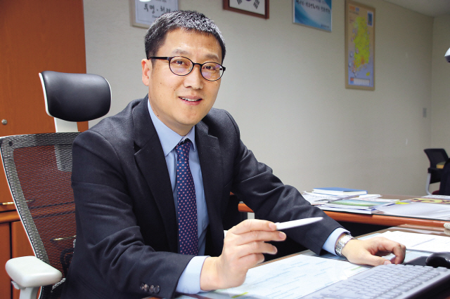 17일 서울 중구 대한상공회의소에서 ‘한국 경제 구조 변혁의 길’을 주제로 열린 ‘2019 헤경 氣UP포럼’에는 위기의 한국 경제 돌파구를 찾으려는 민ㆍ관ㆍ학 각계의 관심으로 뜨거운 발걸음이 이어졌다. 학계와 정부 및 민간 전문가, 국내 기업 대표와 실무자 등 200명이 국제회의장을 가득 메웠다.