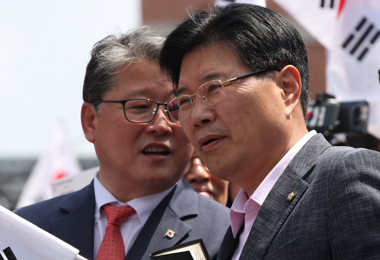 자유한국당 홍문종(오른쪽) 의원이 지난해 6월15일 오후 서울역 광장에서 열린 태극기집회에 참석, 조원진 대한애국당 대표와 대화하고 있다. 이 자리에서 탈당 선언을 한 홍문종 의원은 대한애국당 공동대표로 추대됐다. [연합]