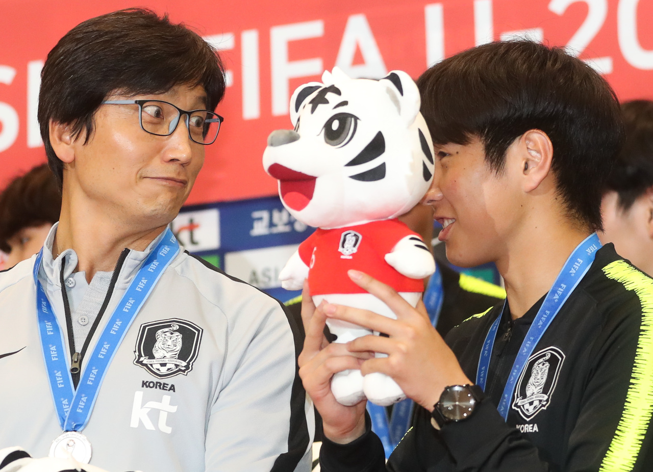 Chung Jung-yong, left. (Yonhap)