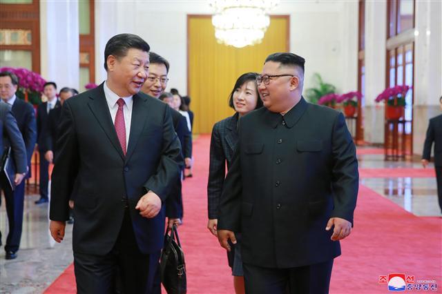 중국 시진핑 국가주석이 오는 20~21일 북한을 국빈방문한다고 관영 신화통신이 지난 17일 보도했다. 신화통신은 중국 공산당 중앙위원회 국제부 대변인 발표를 인용해 이같이 전했다. 사진은 지난해 6월 방중한 김정은 위원장이 시 주석과 대화하는 모습.    [연합]