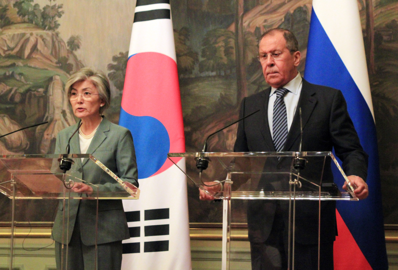 South Korean Foreign Minister Kang Kyung-wha (L) and her Russian counterpart, Sergey Lavrov. (Yonhap)