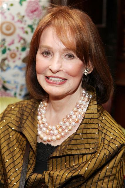<YONHAP PHOTO-3446> (FILES) In this file photo taken on April 07, 2009 socialite and artist Gloria Vanderbilt attends the The National Arts Club's Literary Committee Honoring Joyce Carol Oates held at The National Arts Club in New York City. - Gloria Vanderbilt has died at age 95, reported by CNN on June 17, 2019. Her son is CNN anchor Anderson Cooper. (Photo by Astrid Stawiarz / GETTY IMAGES NORTH AMERICA / AFP)/2019-06-17 23:24:38/ <저작권자 ⓒ 1980-2019 ㈜연합뉴스. 무단 전재 재배포 금지.>