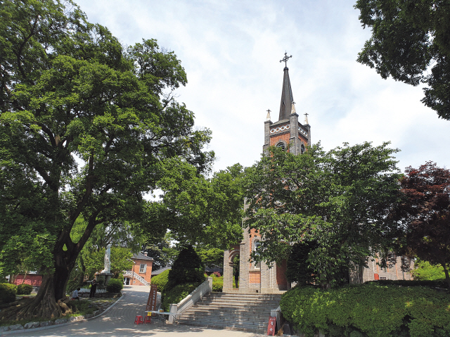 충남 아산 지역 천주교 신앙의 역사와 박해로 인해 순교한 이들의 아픔이 고스란히 담겨있는 곳이 공세리 성당이다. 많은 영화와 드라마의 촬영지로 각광을 받는 이곳은 커다란 수목 사이로 클래식하지만 기품있는 양식의 성당이 고고하면서도 담담한 모습으로 자리를 잡고 있다. 신자들에게는 성지와 같은 곳이고, 일반인에게도 마음의 평안과 휴식을 전해준다. 김성진 기자/withyj2@heraldcorp.com