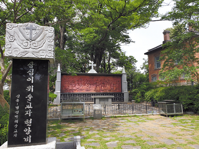 충남 아산 지역 천주교 신앙의 역사와 박해로 인해 순교한 이들의 아픔이 고스란히 담겨있는 곳이 공세리 성당이다. 많은 영화와 드라마의 촬영지로 각광을 받는 이곳은 커다란 수목 사이로 클래식하지만 기품있는 양식의 성당이 고고하면서도 담담한 모습으로 자리를 잡고 있다. 신자들에게는 성지와 같은 곳이고, 일반인에게도 마음의 평안과 휴식을 전해준다. 김성진 기자/withyj2@heraldcorp.com