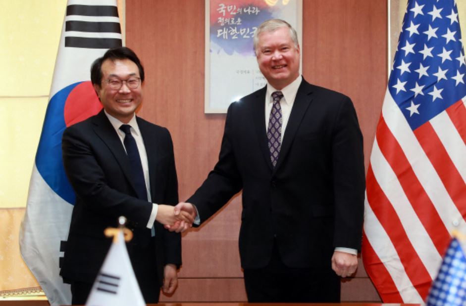 Special representative for Korean Peninsula peace and security affairs Lee Do-hoon (L), and US Special Representative for North Korea Stephen Biegun. (Yonhap)