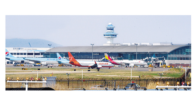 김해신공항 건설 논란이 찬반 양론의 불이 붙으며 ‘동남권 신공항’ 건설 계획이 도마위에 오르고 있다. 일각에선 총리실이 앞으로 이 방안을 재검증하는 만큼 사업 타당성 등 원점부터 재검토해야 한다는 의견이 나온다. 사진은 김해공항 모습.