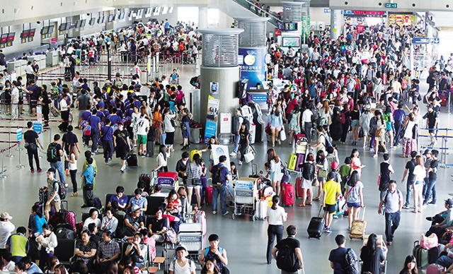 김해신공항 건설 논란이 찬반 양론의 불이 붙으며 ‘동남권 신공항’ 건설 계획이 도마위에 오르고 있다. 일각에선 총리실이 앞으로 이 방안을 재검증하는 만큼 사업 타당성 등 원점부터 재검토해야 한다는 의견이 나온다. 사진은 김해공항 모습.