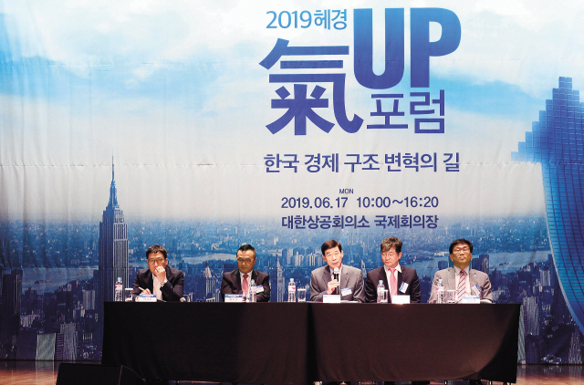 ‘2019 헤경 氣UP포럼’ 제2세션에서 김진우 건국대 산학협력중점교수 사회로 전환기를 맞은 에너지산업의 현실과 대안에 대한 패널토론이 진행되고 있다. 왼쪽부터 이상훈 한국에너지공단 신ㆍ재생에너지센터 소장, 황주호 경희대 원자력공학과 교수, 김진우 교수, 홍준희 가천대 에너지 IT학과교수, 주한규 서울대 원자핵공학과 교수.  이상섭 기자/babtong@