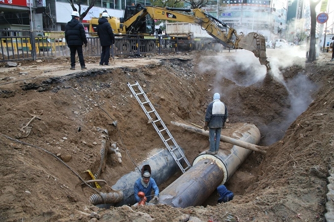 A local heating pipe burst in Goyang, north of Seoul, Dec. 4, 2018. (Yonhap)
