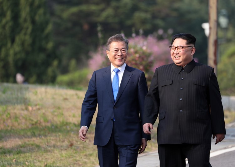 President Moon Jae-in (left) and North Korean leader Kim Jong-un. (Yonhap)