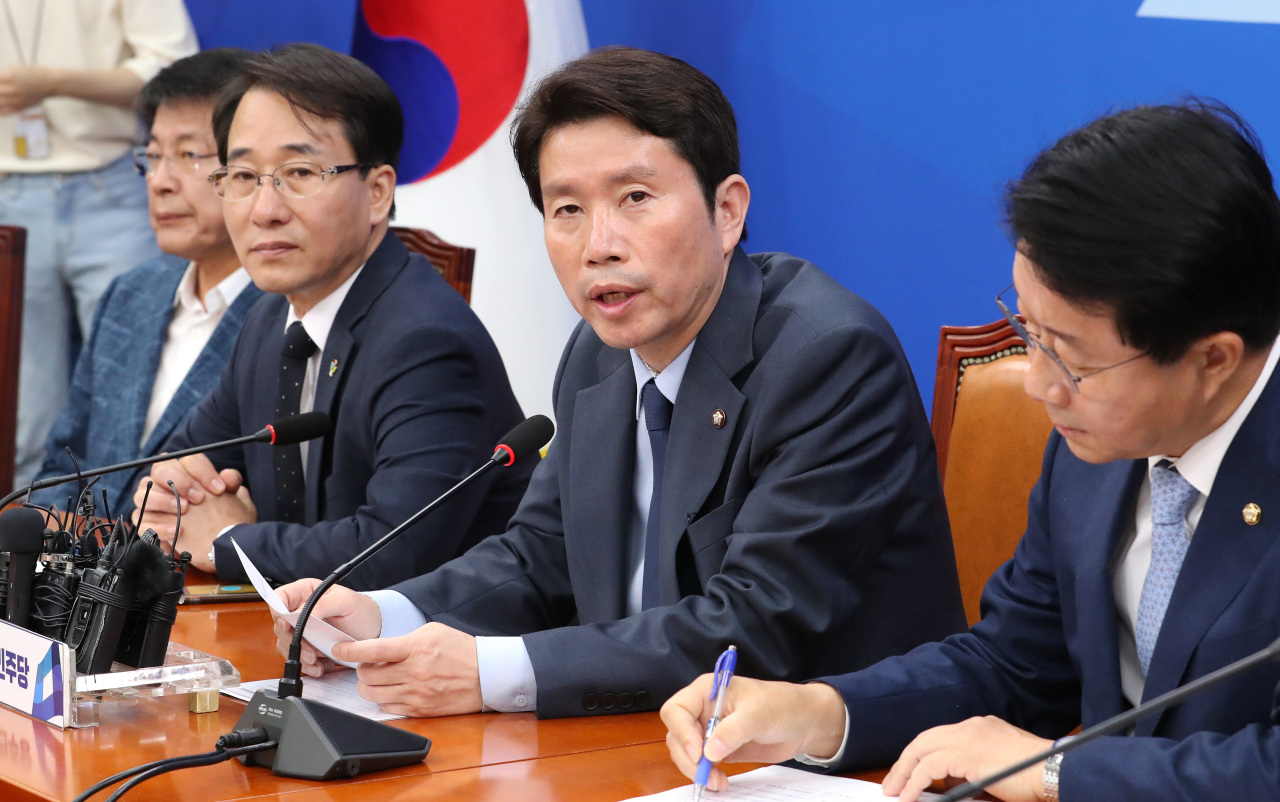 Rep. Lee In-young (second from right), floor leader of the ruling Democratic Party, speaks at a meeting with floor party members on Tuesday at the National Assembly. (Yonhap)