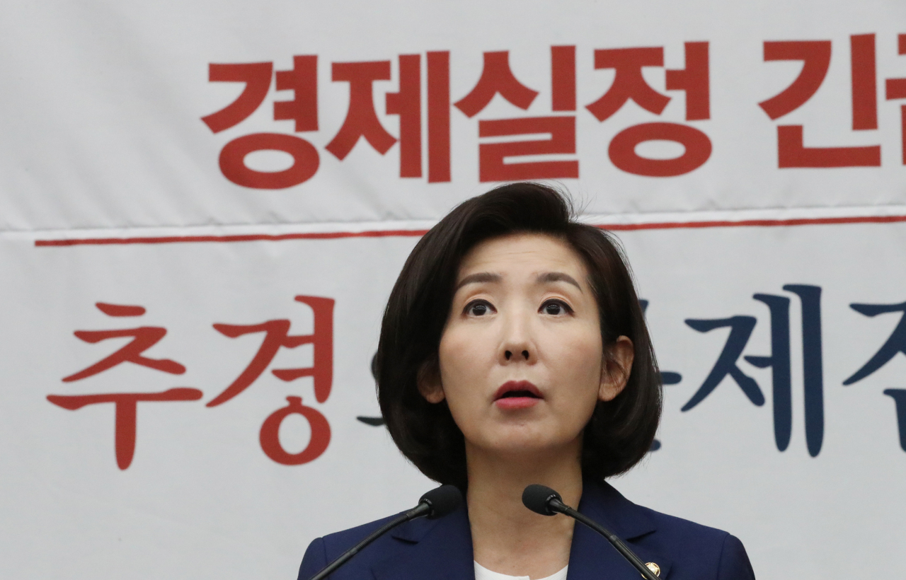 Na Kyung-won, floor leader of the main opposition Liberty Korea Party, speaks at a meeting with party members on Tuesday at the National Assembly. (Yonhap)