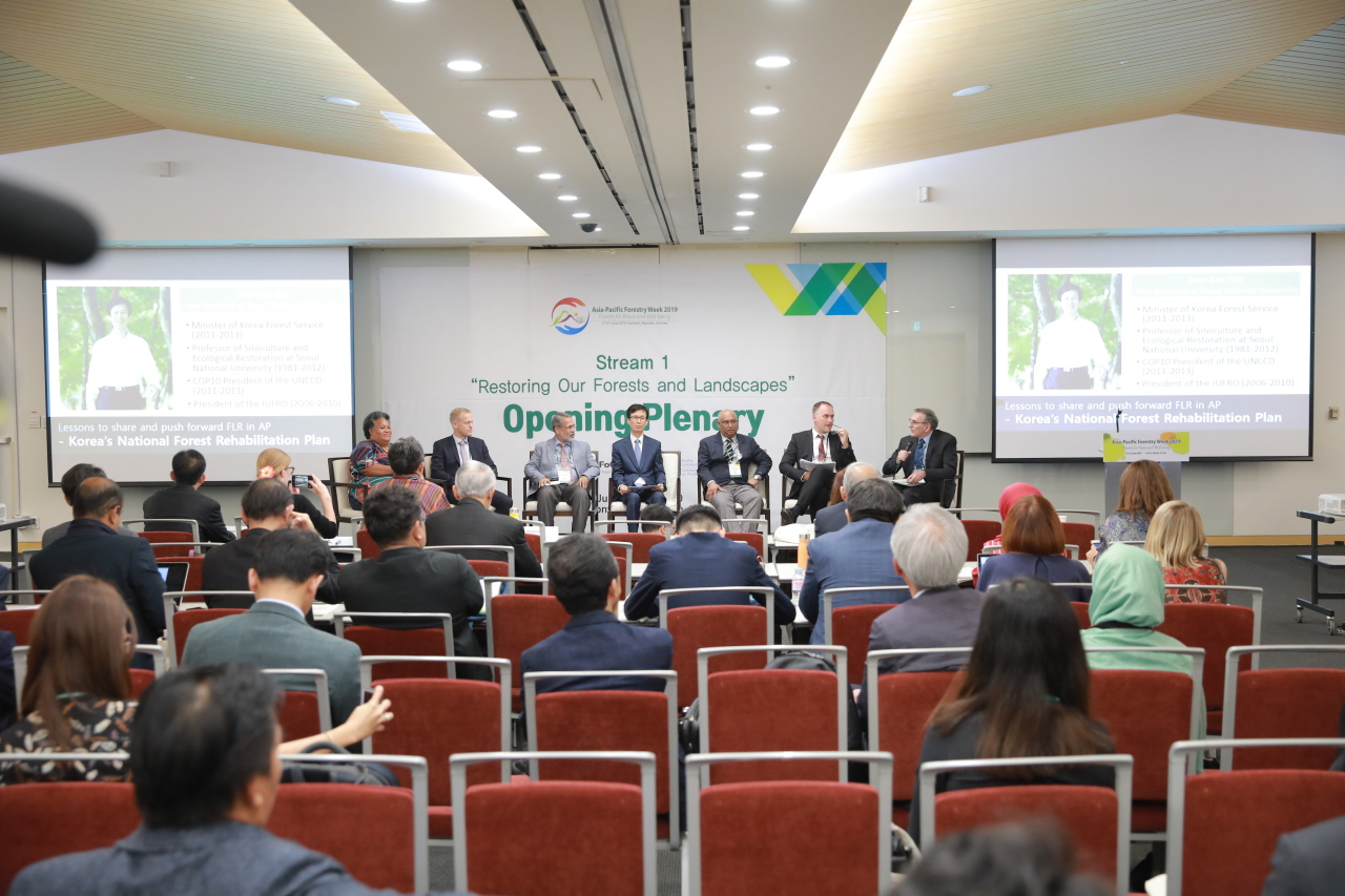 Speakers attend the Stream 1 opening plenary on “Restoring Our Forests and Landscapes” during the Asia-Pacific Forestry Week 2019 in Songdo, Incheon, Tuesday. (AFoCO)