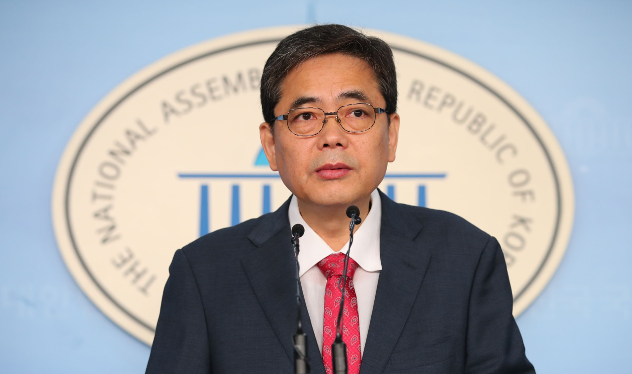 Rep. Kwak Sang-do holds a press conference at the National Assemnbly on Tuesday. Yonhap