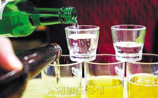 전국주류도매업중앙회는 오는 7월 시행되는 주류 관련 국세청 고시 개정안이 그동안 수많은 문제점을 양산해 온 리베이트 관련 문제를 음지에서 양지로 끌어냈다는 점에서 의미가 크다고 강조했다.  [헤럴드경제DB]