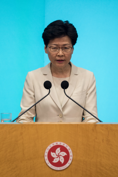 송환법 추진으로 촉발된 홍콩 시민들의 시위에 직접 사과에 나선 캐리 람 홍콩 행정장관.[EPA]