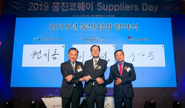 지난 18일 서울 그랜드힐튼호텔에서 이해선 웅진코웨이 대표(왼쪽부터)와 권기홍 동반성장위원회 위원장, 협력사인 (주)재성의 유인옥 대표가 ‘혁신주도형 임금격차 해소 협약’을 맺고 기념촬영을 하고 있다.