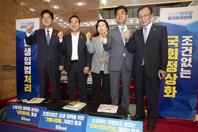 더불어민주당 이해찬 대표가 19일 국회 로텐더홀 계단에서 농성 중인 을지로위원회를 방문해 국회정상화를 촉구하는 구호를 외치고 있다.    [연합]