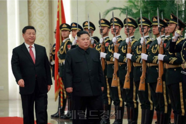 북한은 시진핑 중국 국가주석의 방북을 앞두고 연일 분위기 띄우기에 나섰다. 김정은 국무위원장이 지난 1월 중국을 방문했을 때 시 주석과 베이징 인민대회당에서 의장대를 사열하고 있다. [헤럴드DB]
