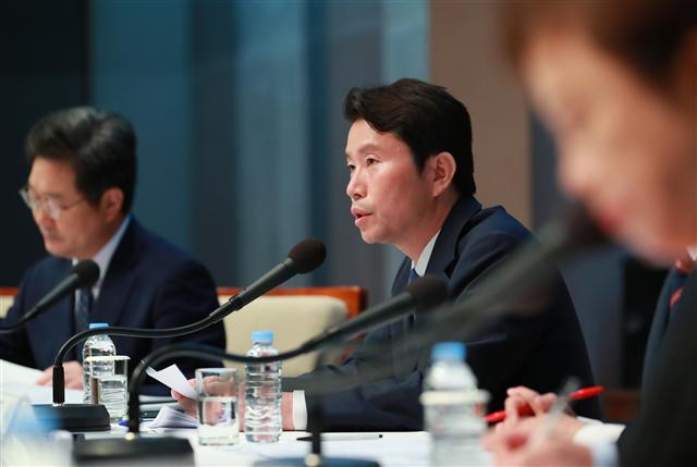 더불어민주당 이인영 원내대표가 19일 오전 서울 태평로 한국프레스센터에서 열린 관훈클럽 초청 토론회에 참석해 발언하고 있다.  [연합]