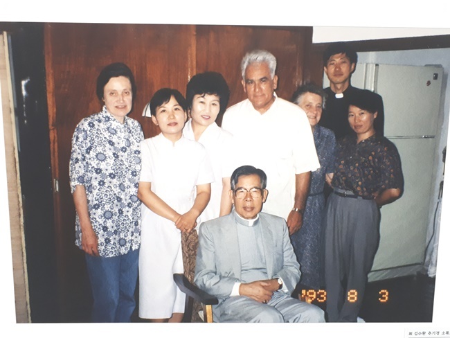 1993년 8월3일 고(故) 김수환 추기경과 함께 기념사진을 촬영한 마리안느와 마가렛 간호사. [사진=헤럴드DB]