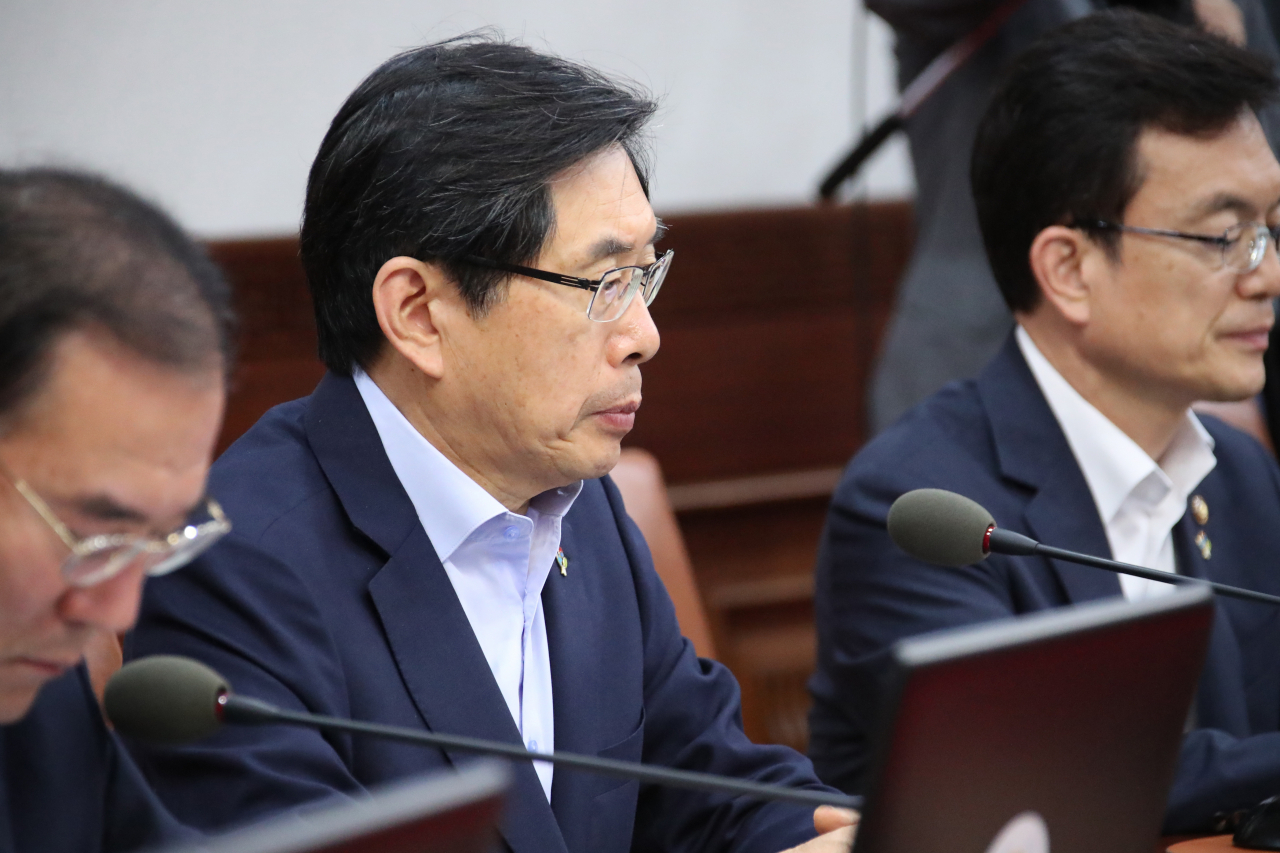 박상기 법무부 장관이 18일 오전 정부서울청사에서 열린 국무회의에 참석해 이낙연 국무총리의 발언을 듣고 있는 모습. [연합]