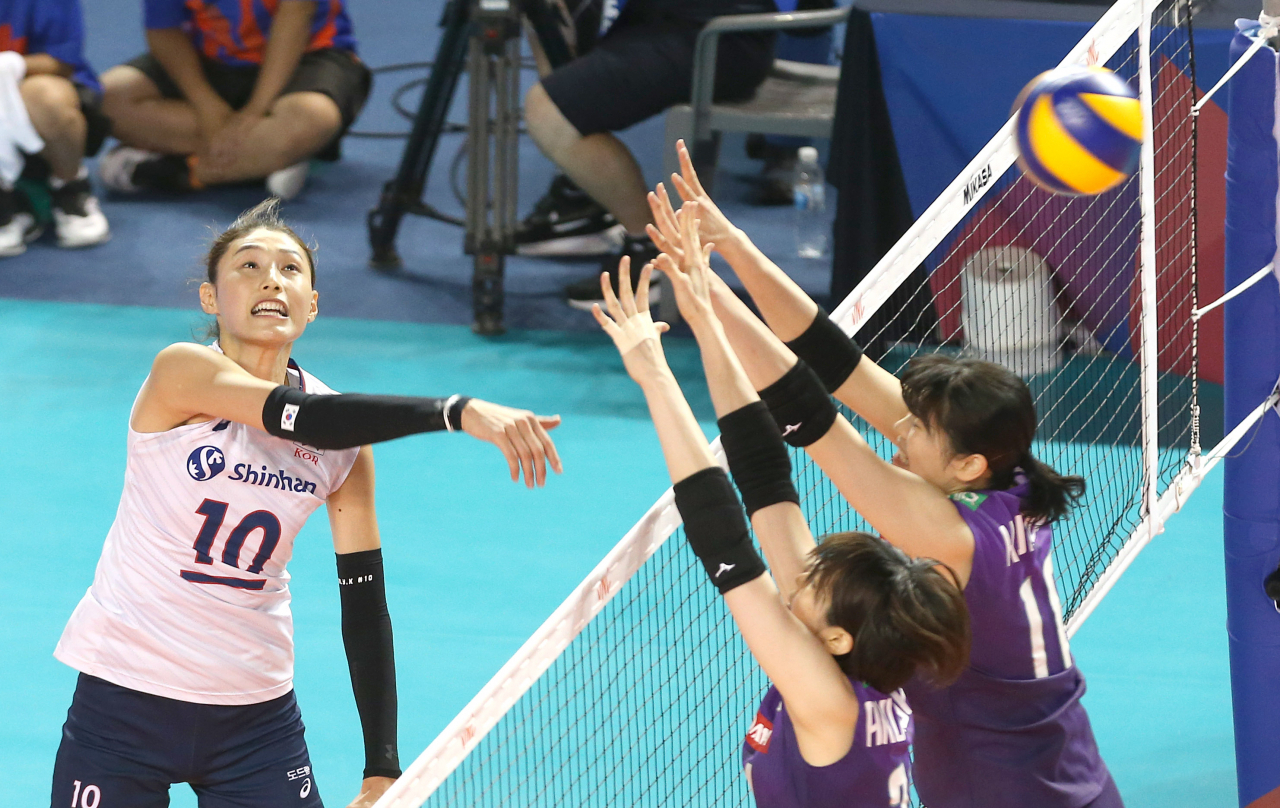 19일 충남 보령종합체육관에서 열린 2019 국제배구연맹(FIVB) 발리볼네이션스리그(VNL) 예선 한국과 일본의 경기에서 김연경이 날카로운 공격을 하고 있다. [연합]