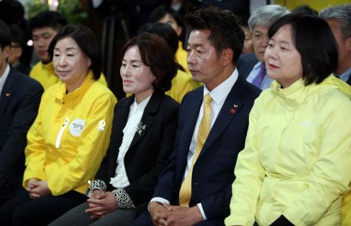 4ㆍ3 국회의원 보궐선거 창원성산에 출마한 정의당 여영국 후보(오른쪽 두번째)가 이정미 대표(오른쪽) 등과 함께 오후 창원시 선거사무실에서 개표방송 시작을 기다리고 있다.   [연합]