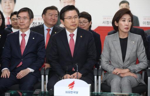 4ㆍ3 국회의원 보궐선거 창원성산에 출마한 정의당 여영국 후보(오른쪽 두번째)가 이정미 대표(오른쪽) 등과 함께 오후 창원시 선거사무실에서 개표방송 시작을 기다리고 있다.   [연합]