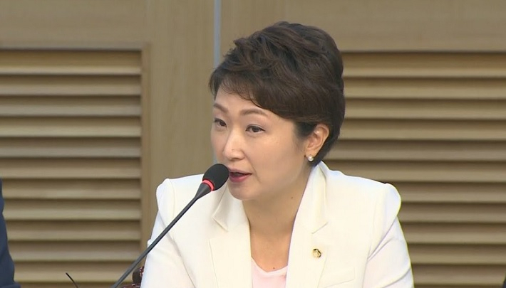 '이언주 의원 불륜설'을 인터넷에 유포한 30대 대학원생이 정보통신망법상 명예훼손 혐의로 100만원의 벌금형이 선고됐다. [연합]