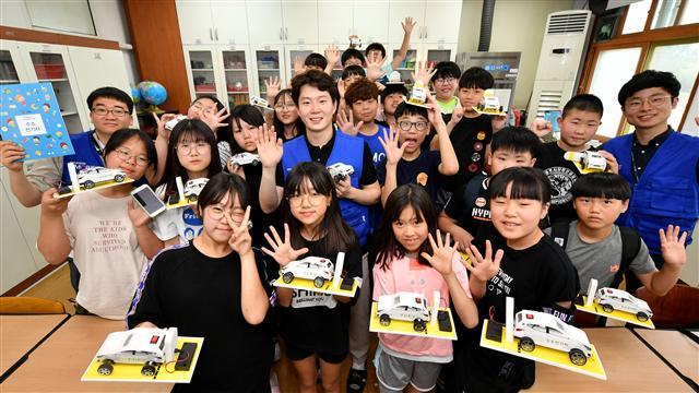 충주 대소원초등학교에서 수소전기차 키트를 활용한 현대모비스 주니어공학교실이 진행되고 있다. (왼쪽사진),  현대모비스 충주공장 무료 수소충전소에서 충북 1호 수소전기차를 충전하는 모습. 왼쪽 두번째부터 이주권 현대모비스 충주공장장, 조명희 고객, 조길형 충주시장, 송필용 현대차 충북지역본부장.  [현대모비스 제공]