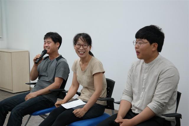 구례군 ‘체류형농업창업지원센터’ 와 구례군 청년 창업농 우수 사례인 정강석 씨(오른쪽)와 이지혜 씨(가운데). 왼쪽은 이 씨의 남편 김용일씨. [농림축산식품부 제공]