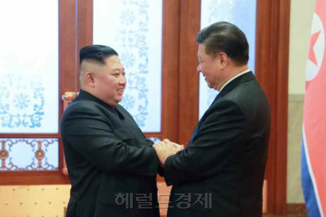 시진핑 중국 국가주석이 20일 북한을 국빈방문해 김정은 국무위원장과 북중정상회담 등 일정에 돌입하는 가운데 시 주석의 방북이 교착상태에 빠진 한반도정세에 돌파구를 마련할 수 있을지 주목된다. 김 위원장이 지난 1월 중국을 방문해 시 주석과 두 손을 마주잡고 있다. [헤럴드DB]